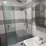 litoměřice - sprchový kout a umyvadlo
